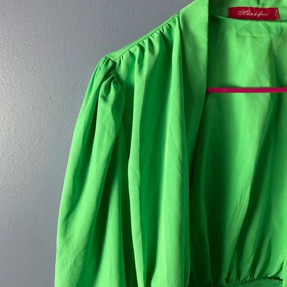 Mundefeis Green Cropped buttoned puff sleeve blouse. Size Large - Picture 5 of 8